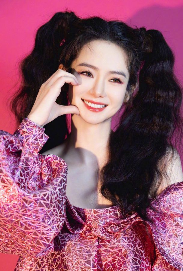 戚薇《火星情报局》双马尾辣妹造型玉腿光滑(8/8)