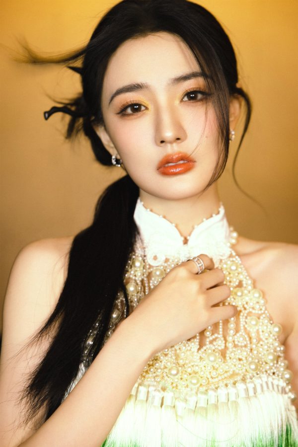 徐璐脚踩Rene Caovilla凉高跟写翘腿坐姿展露东方典雅气韵(4/4)