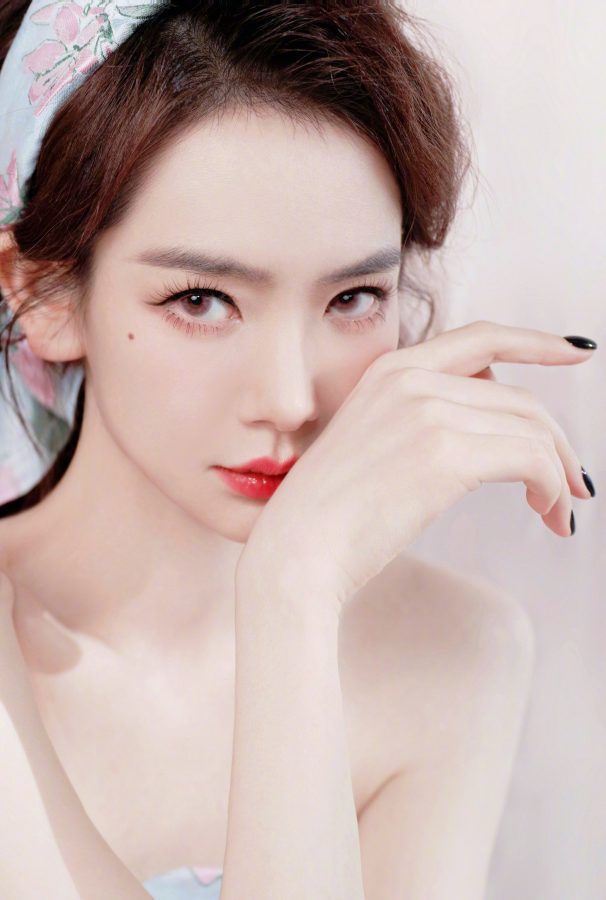 女明星戚薇穿低胸花裙秀纤细美腿，美足踩透明带细跟凉鞋(8/11)