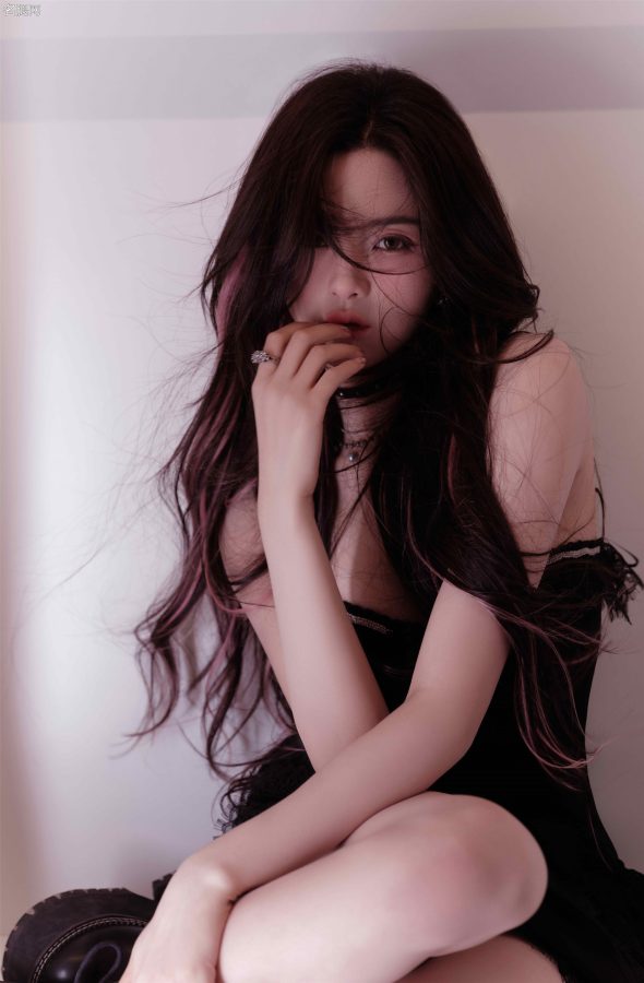 杨超越超短裙下光滑白皙的玉腿(2/12)