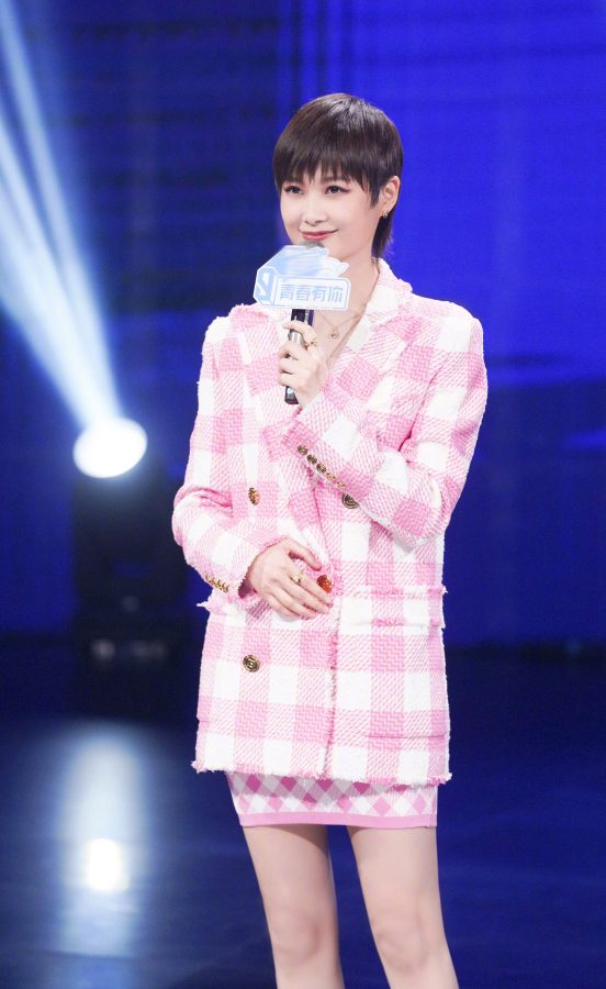 《青春有你》李宇春短裙美腿清新靓丽(4/6)