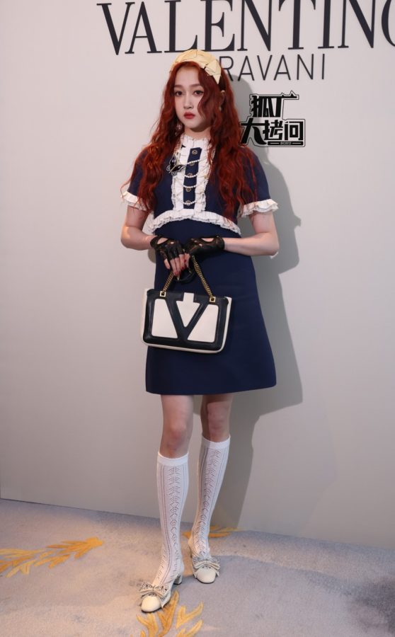 关晓彤美腿穿白色筒袜拍摄梦幻复古写真(14/16)