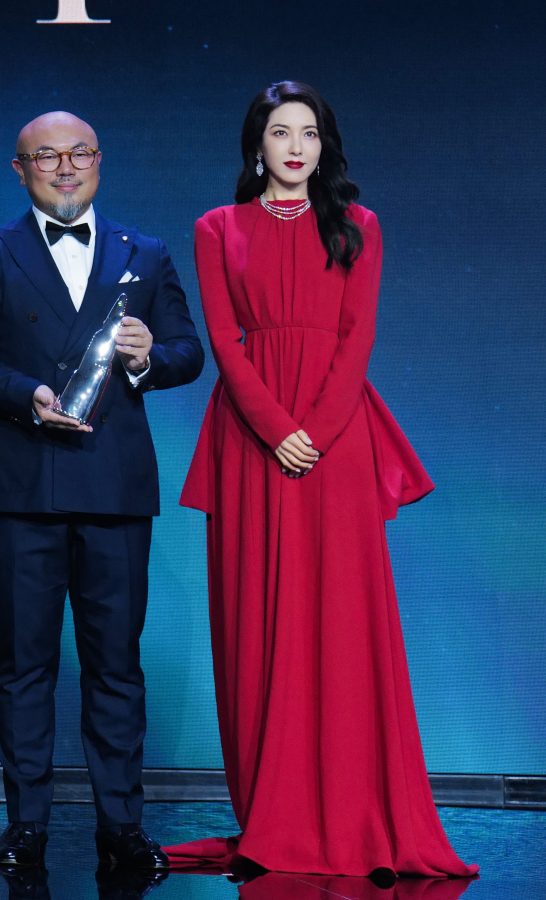 曾黎参加珠宝设计大赏活动后脱鞋秀玉足，同台的张俪美如仙(1/8)