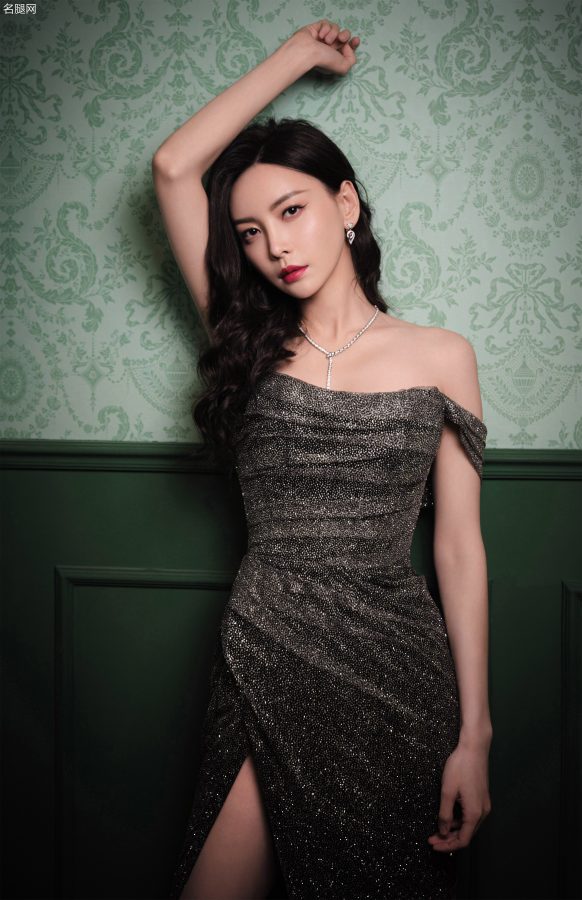 于文文身着华丽高开叉晚礼服秀长腿(5/8)