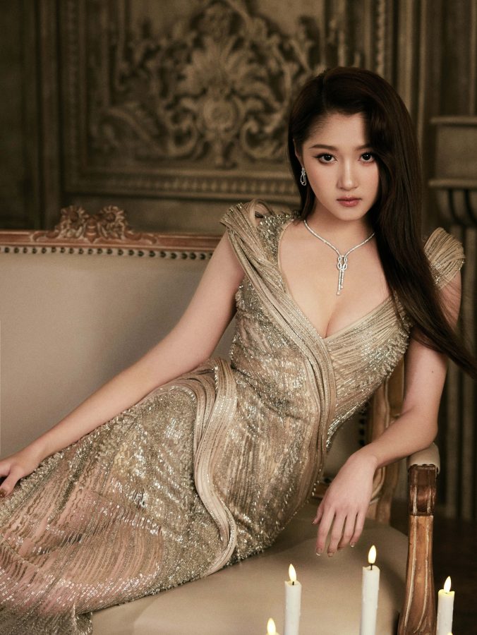 关晓彤身穿深V镂空长裙美长腿半透亮相微博视界大会红毯(4/23)