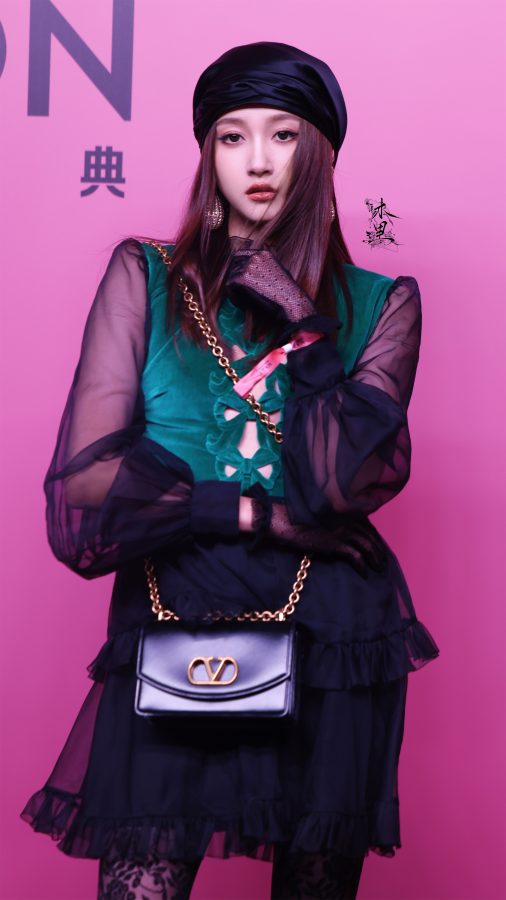 关晓彤腿穿复古鲜花花纹蕾丝袜踩细跟凉鞋展露迷人女人味(25/31)