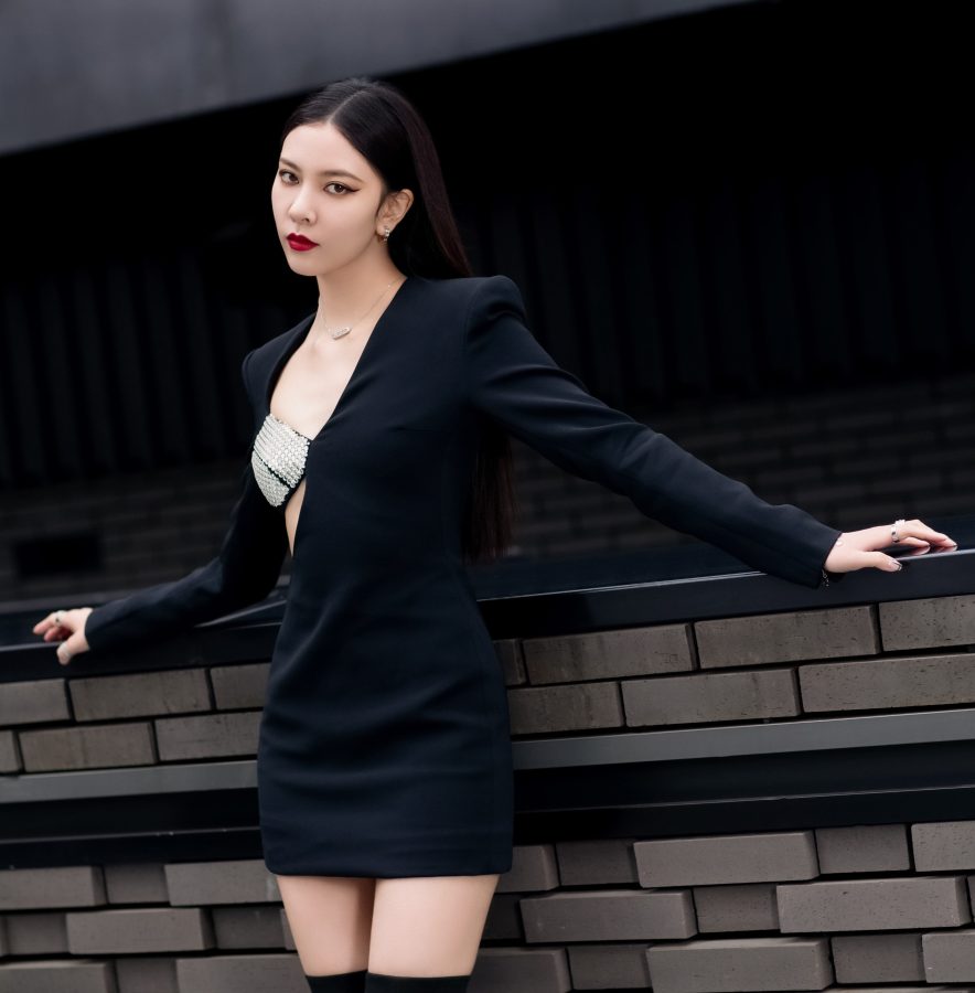 宋妍霏身穿开放式性感连衣裙配过膝长靴利落美艳(7/8)