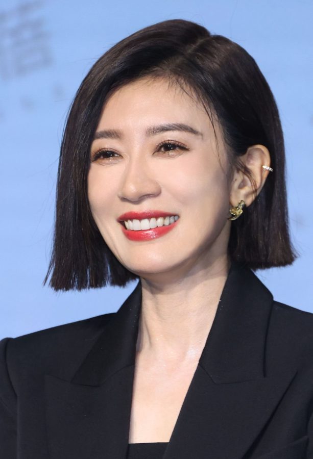 女星贾静雯穿开叉长裙踩细跟凉鞋出席化妆品牌宣传活动(10/11)