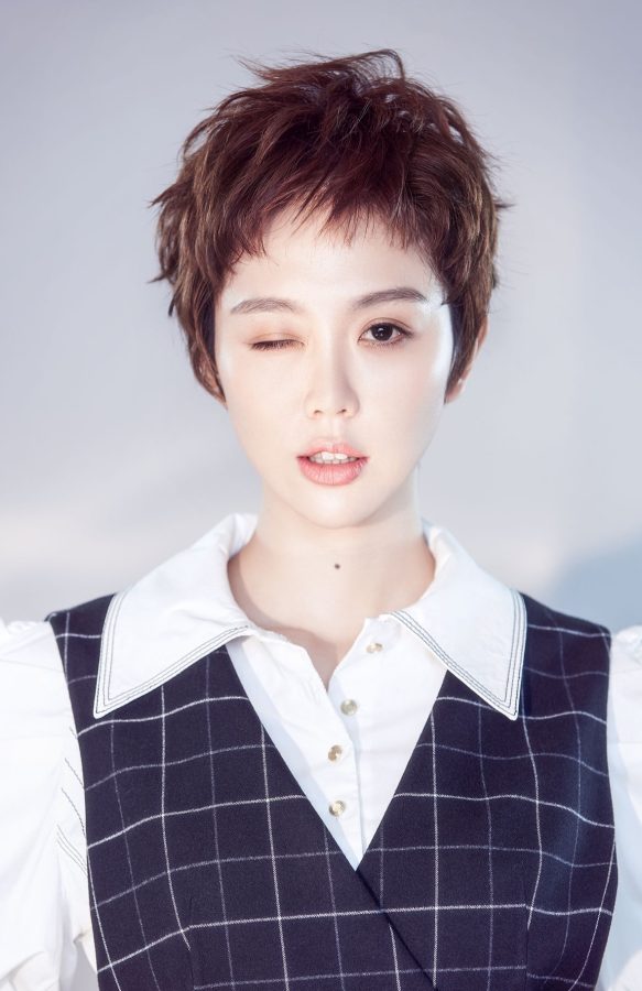 身材娇小的短发美女姜妍时尚杂志美腿写真(4/5)