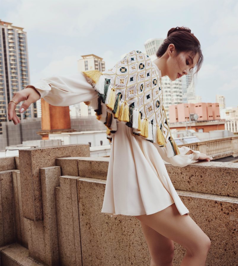 长腿女明星金晨穿白裙现身清新灵动(5/8)