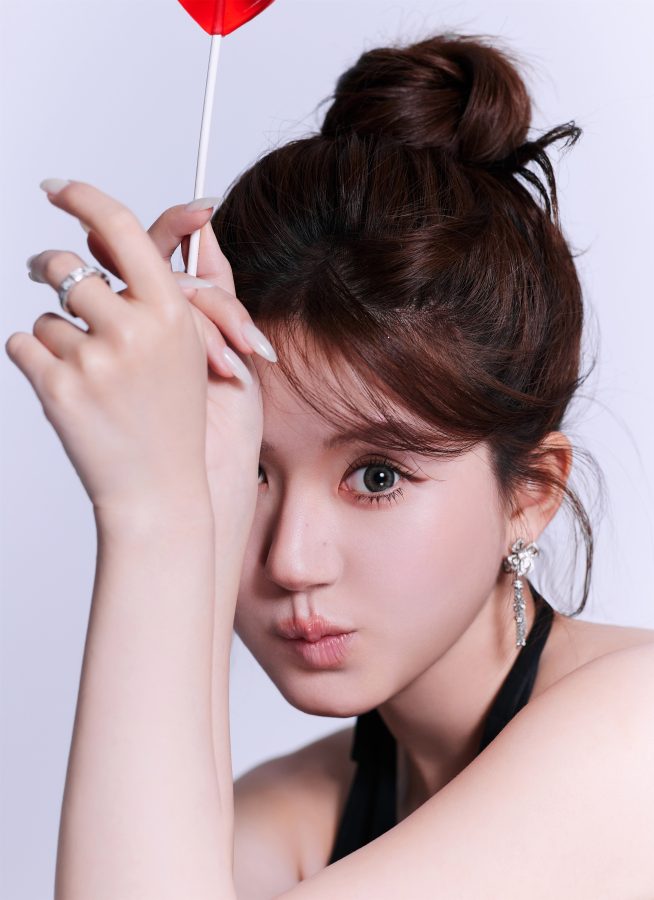 赵露思微醺甜杏妆趴在地板上秀玉足(6/6)