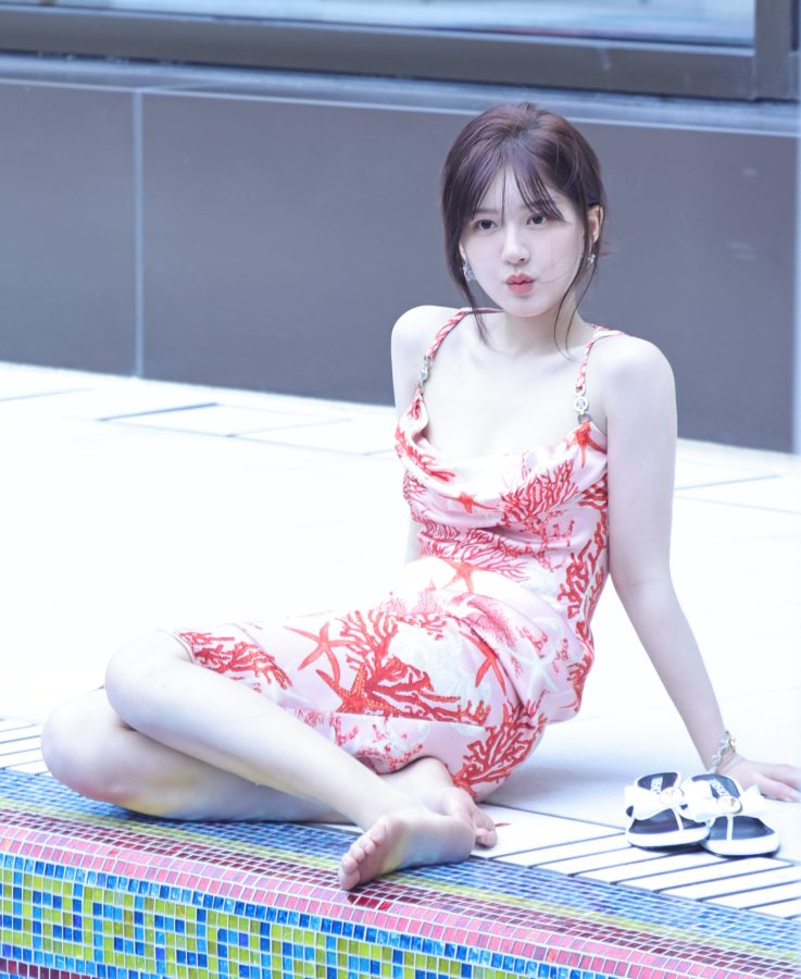 赵露思泳池边光洁的美足(1/2)