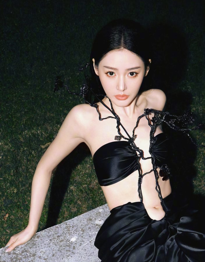 张天爱穿黑色花枝装饰裹胸礼服身材纤瘦(6/10)