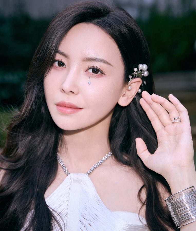 于文文这次化上了神女落泪妆穿纯洁白裙秀美腿(4/10)