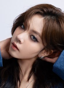 宋妍霏穿皮短裤展示出她一双傲人的大长腿