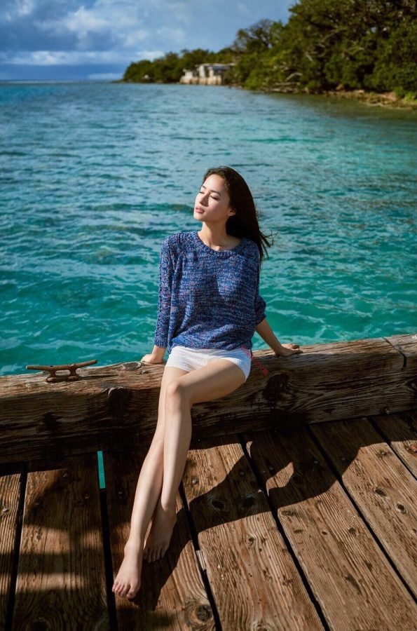 美女音乐制作人黄荻钧在美景里秀长腿(1/1)
