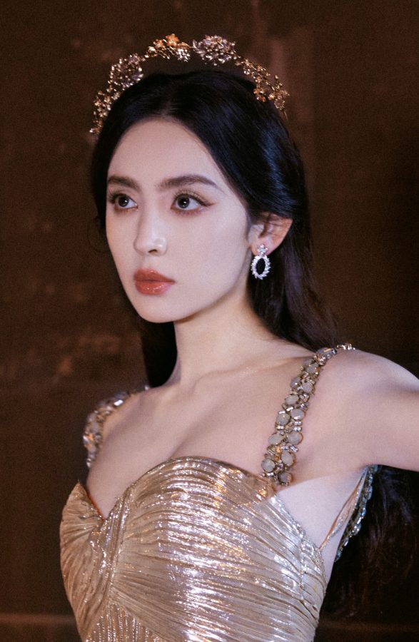 美艳气质公主古力娜扎穿低胸礼服大秀事业线(9/10)