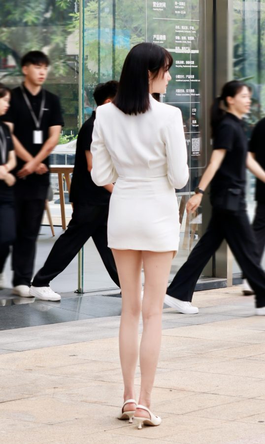 关晓彤穿西装短裙大长腿现身广州华为生活体验馆云门店(3/13)