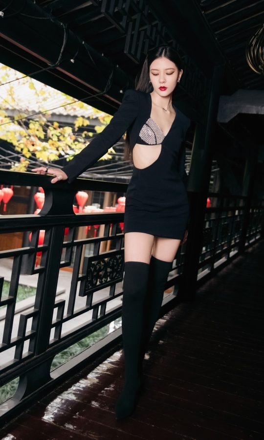 宋妍霏身穿开放式性感连衣裙配过膝长靴利落美艳(1/8)