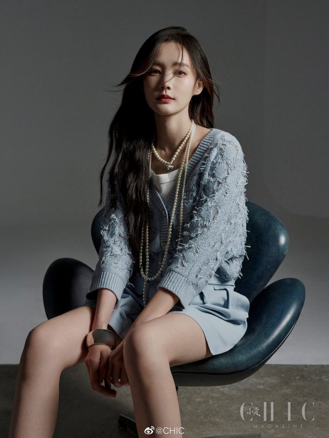 李一桐美腿登上《小资CHIC》杂志封面(2/2)