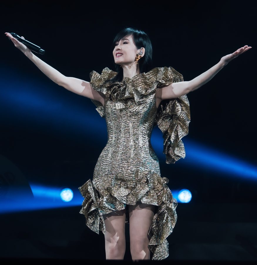 周慧敏演唱会上穿黄金短裙秀肉丝腿(21/29)