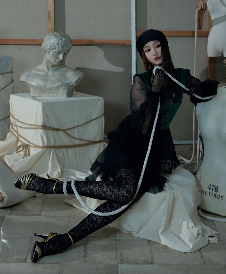 Guan Xiaotong wears retro flower pattern lace socks and stiletto sandals to show off her charming femininity(4/31)