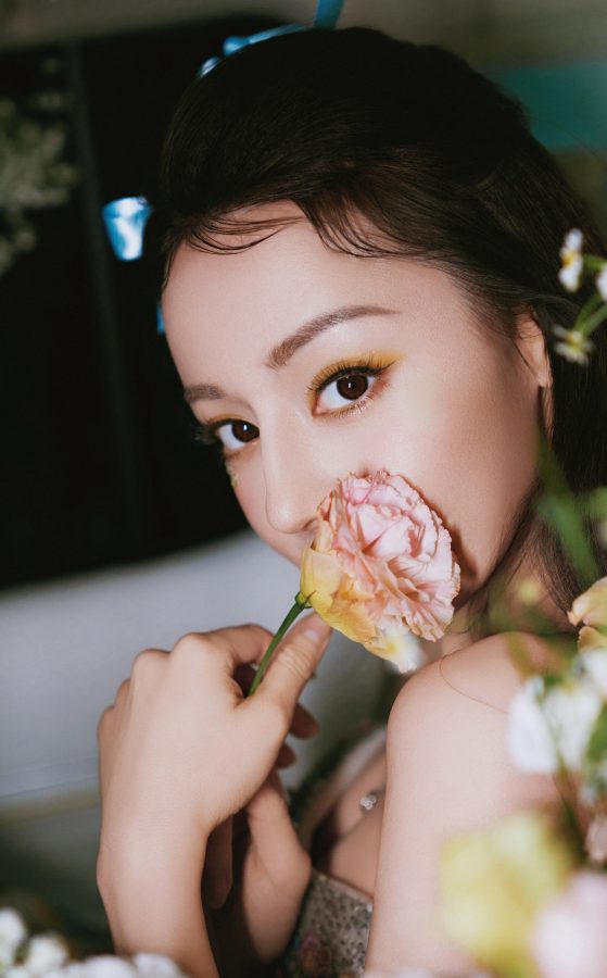 迪丽热巴一袭明媚花裙脚穿细高跟挑鞋(7/10)