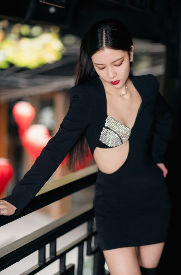 宋妍霏身穿开放式性感连衣裙配过膝长靴利落美艳(2/8)