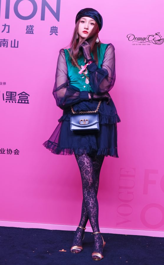 关晓彤腿穿复古鲜花花纹蕾丝袜踩细跟凉鞋展露迷人女人味(20/31)