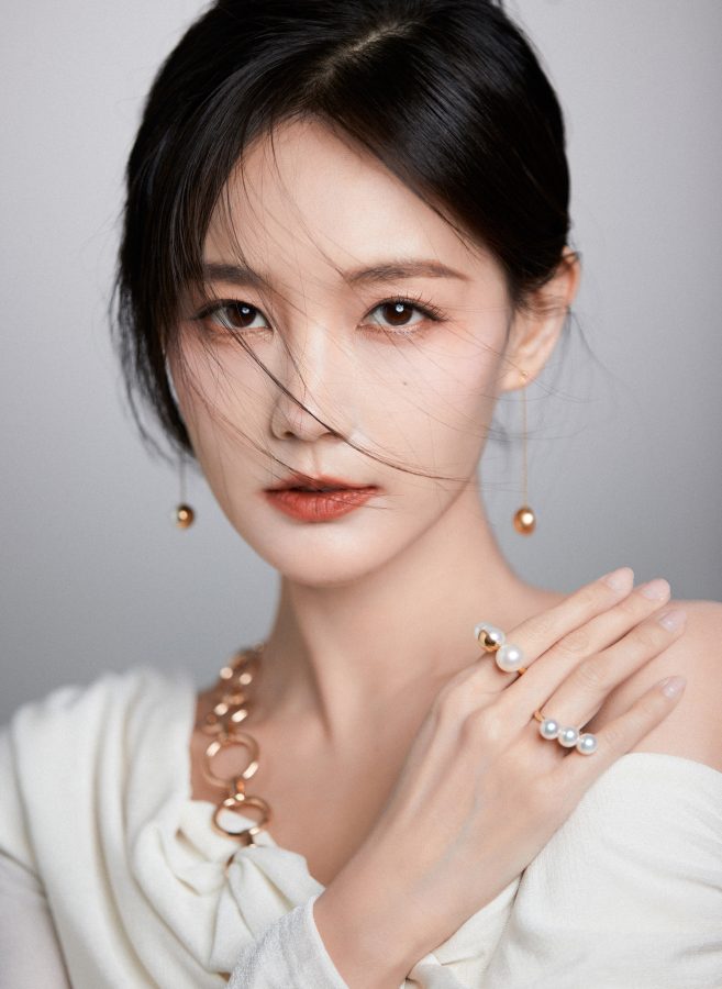 李一桐一袭白色斜肩长裙展现曼妙线条，室内写真盯屏让人直呼受不了(4/8)