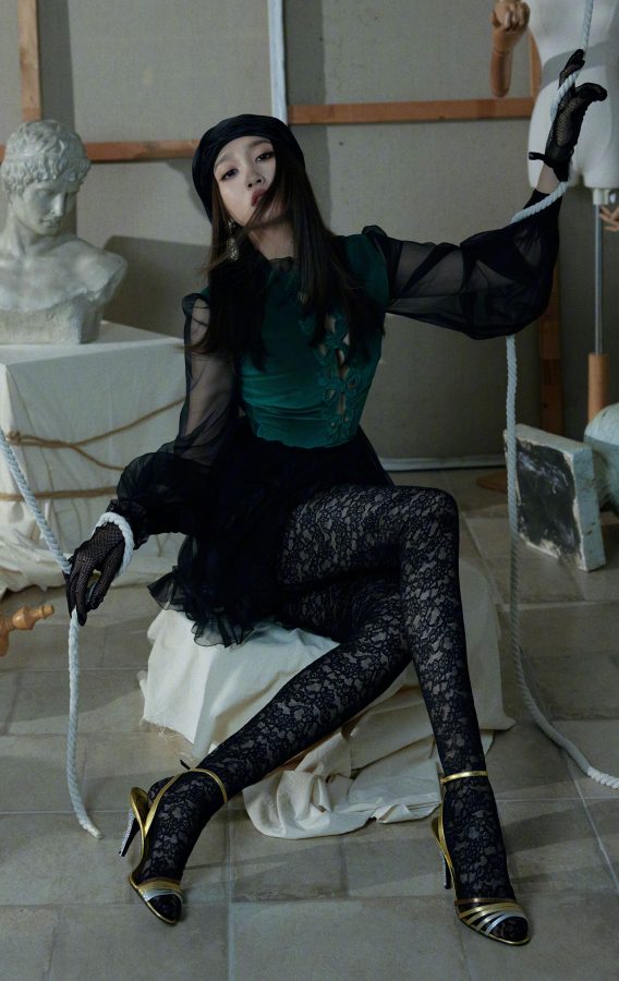 关晓彤腿穿复古鲜花花纹蕾丝袜踩细跟凉鞋展露迷人女人味(2/31)