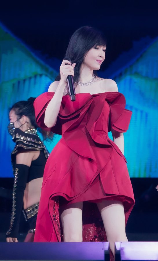 周慧敏在演唱会上穿红裙秀肉丝美腿(9/9)