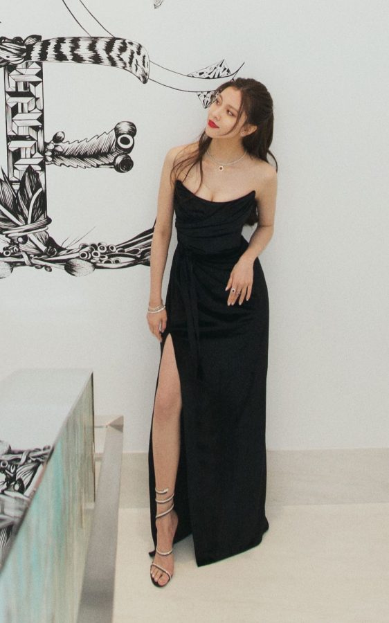 宋妍霏出席蒂芙尼旗舰店开幕活动，一条黑色抹胸开叉长裙尽显动人魅力(5/10)
