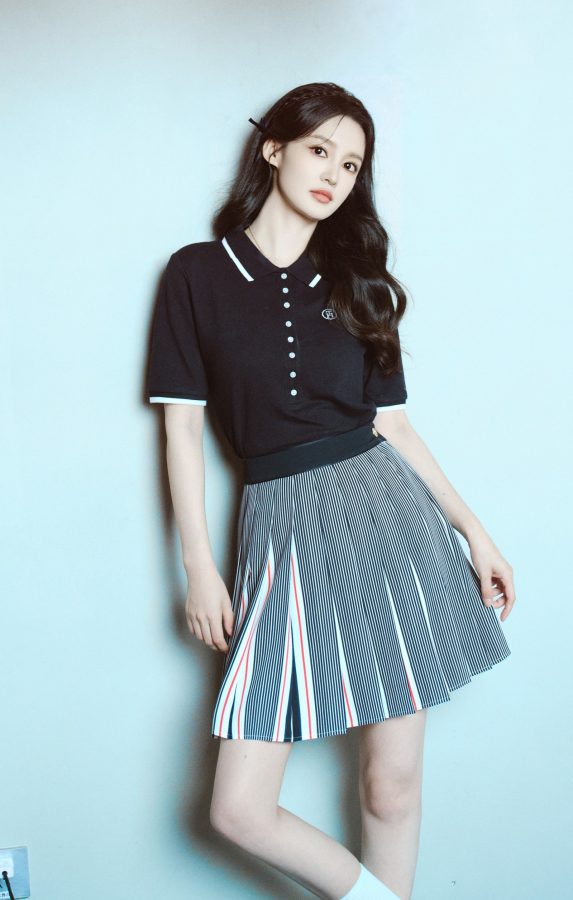 美女明星李沁纤细少女腿穿小白鞋红灯杆下拍美照(3/6)