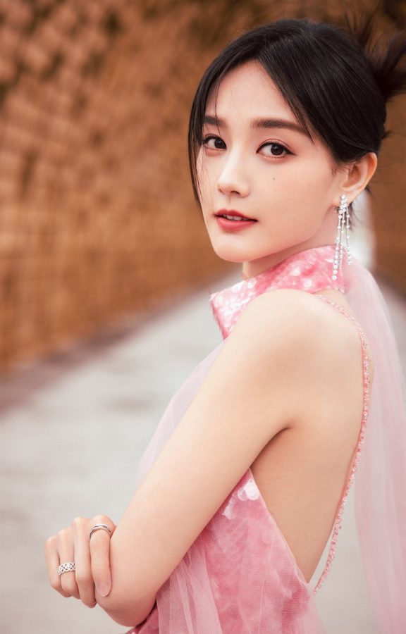 李一桐穿一条露背礼服化身粉色系的小美人鱼(5/6)