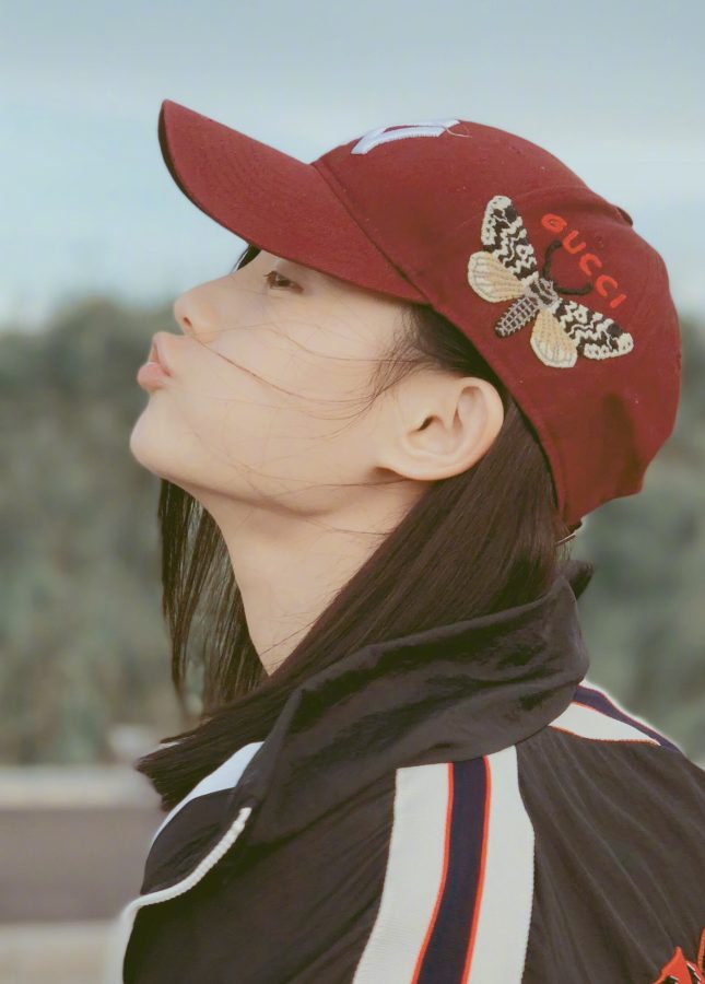 爱拍照的美女李一桐长腿纤细(3/3)