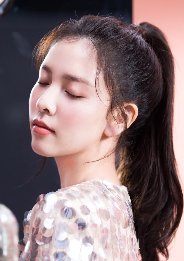 宋妍霏穿亮片超短裙美腿白皙如玉(4/4)