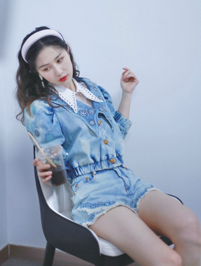 美女主持人梁田穿牛仔热裤秀纤细玉腿(2/3)