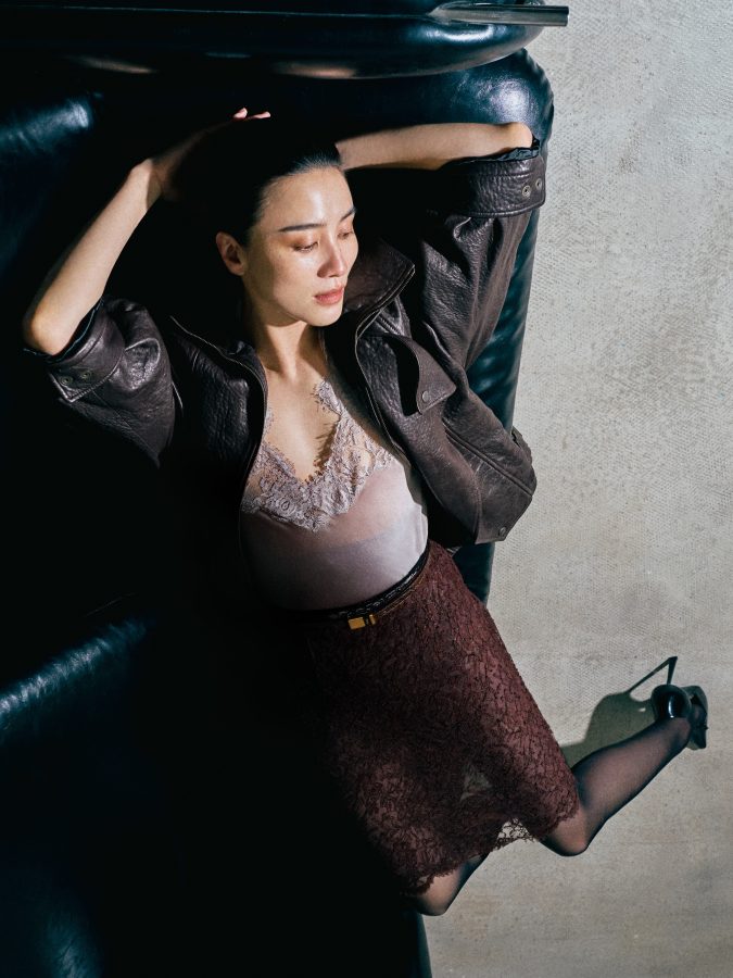 女明星宋佳腿穿黑丝袜踩尖头细高跟畅享火辣夏日(1/6)