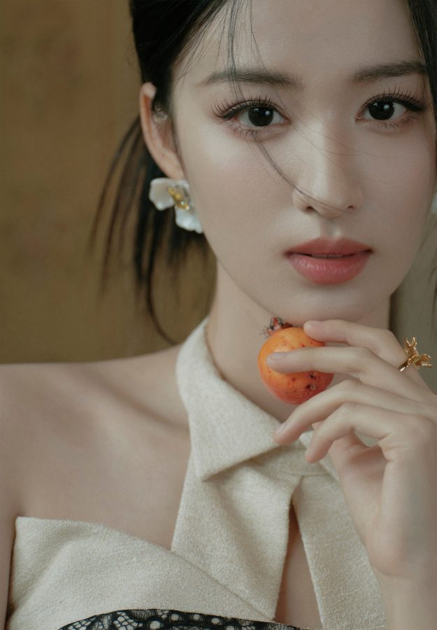 年轻的女明星王楚然身着精致米色连衣裙手持团扇美腿肌肤光滑(5/5)