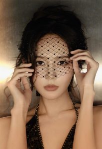 李一桐穿高级质感礼服里面穿黑丝拍摄写真