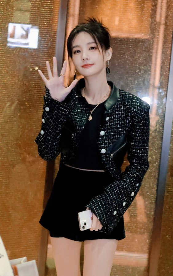 李一桐热裤美腿外出被拍(2/3)
