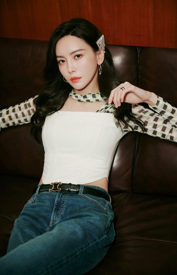 于文文录制《你好星期六》各种角度美脸盯屏(2/8)