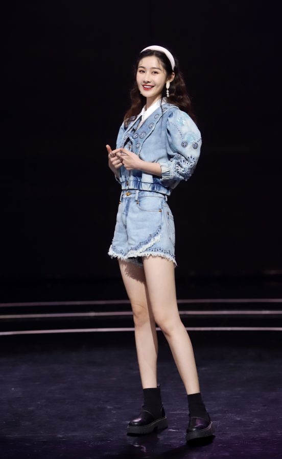 美女主持人梁田穿牛仔热裤秀纤细玉腿(1/3)