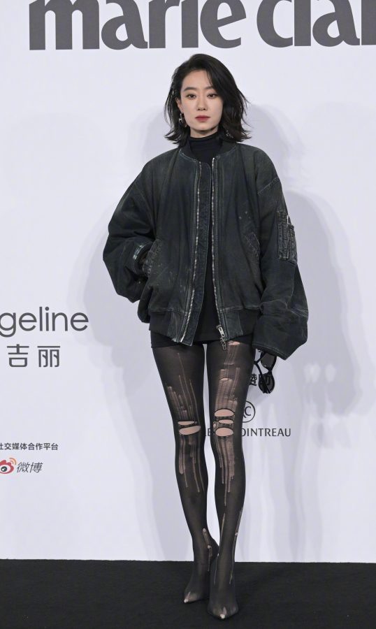 张小斐长腿穿破洞黑丝袜亮相嘉人女性影响力之夜(28/33)