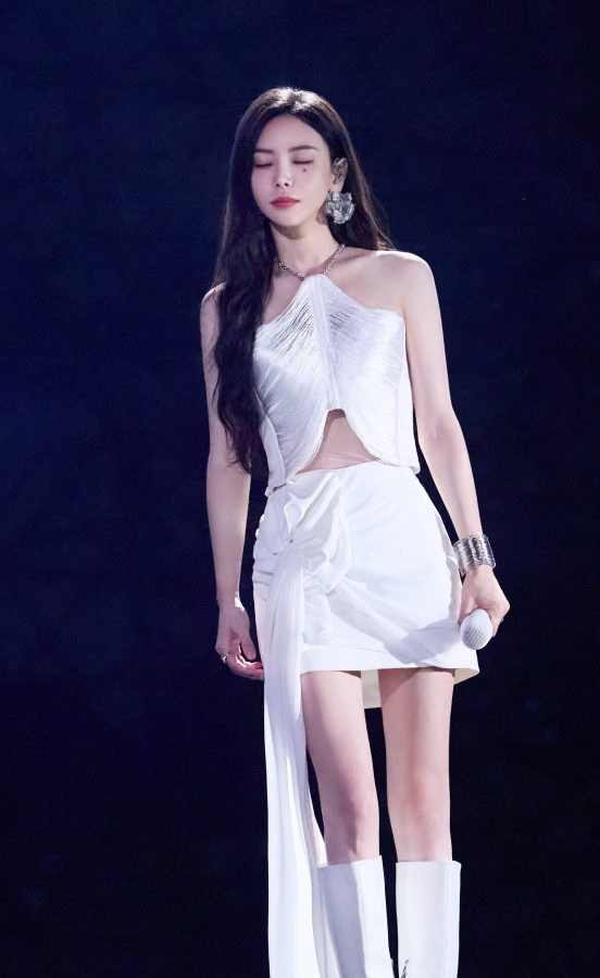 于文文这次化上了神女落泪妆穿纯洁白裙秀美腿(8/10)