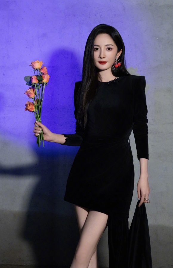 大幂幂杨幂穿黑裙手持鲜花秀纤细玉腿(1/3)