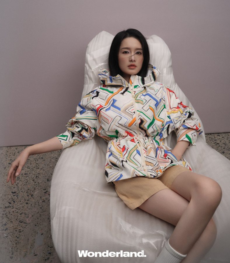 李沁为杂志拍写真大片罕见穿黑丝(4/7)