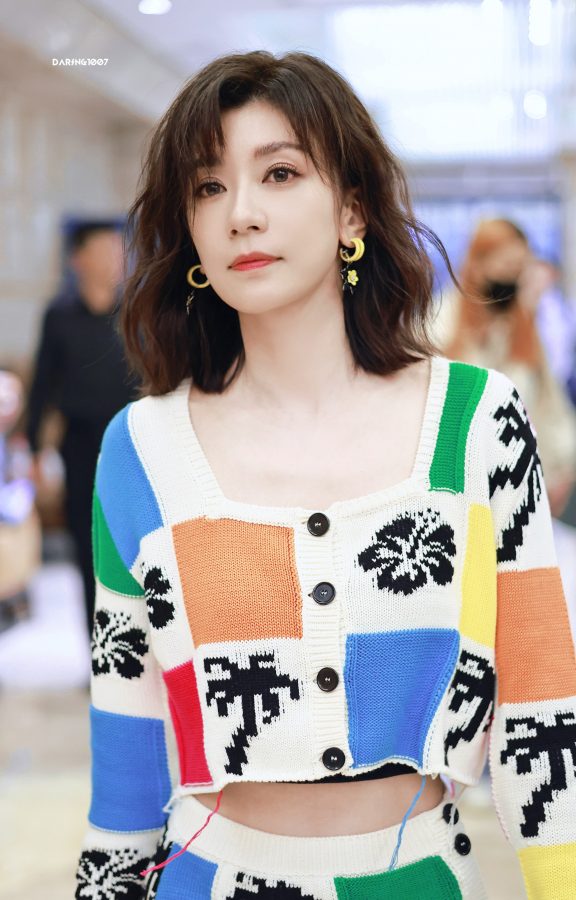 贾静雯穿活泼图案套裙现身细腰长腿少女感十足(6/10)