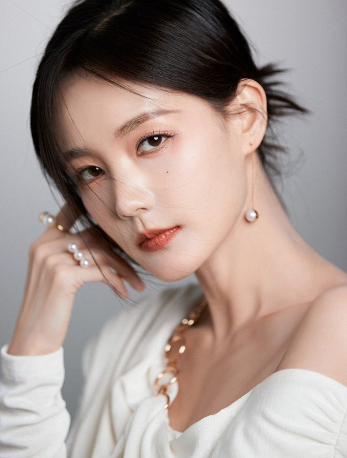 李一桐一袭白色斜肩长裙展现曼妙线条，室内写真盯屏让人直呼受不了(6/8)